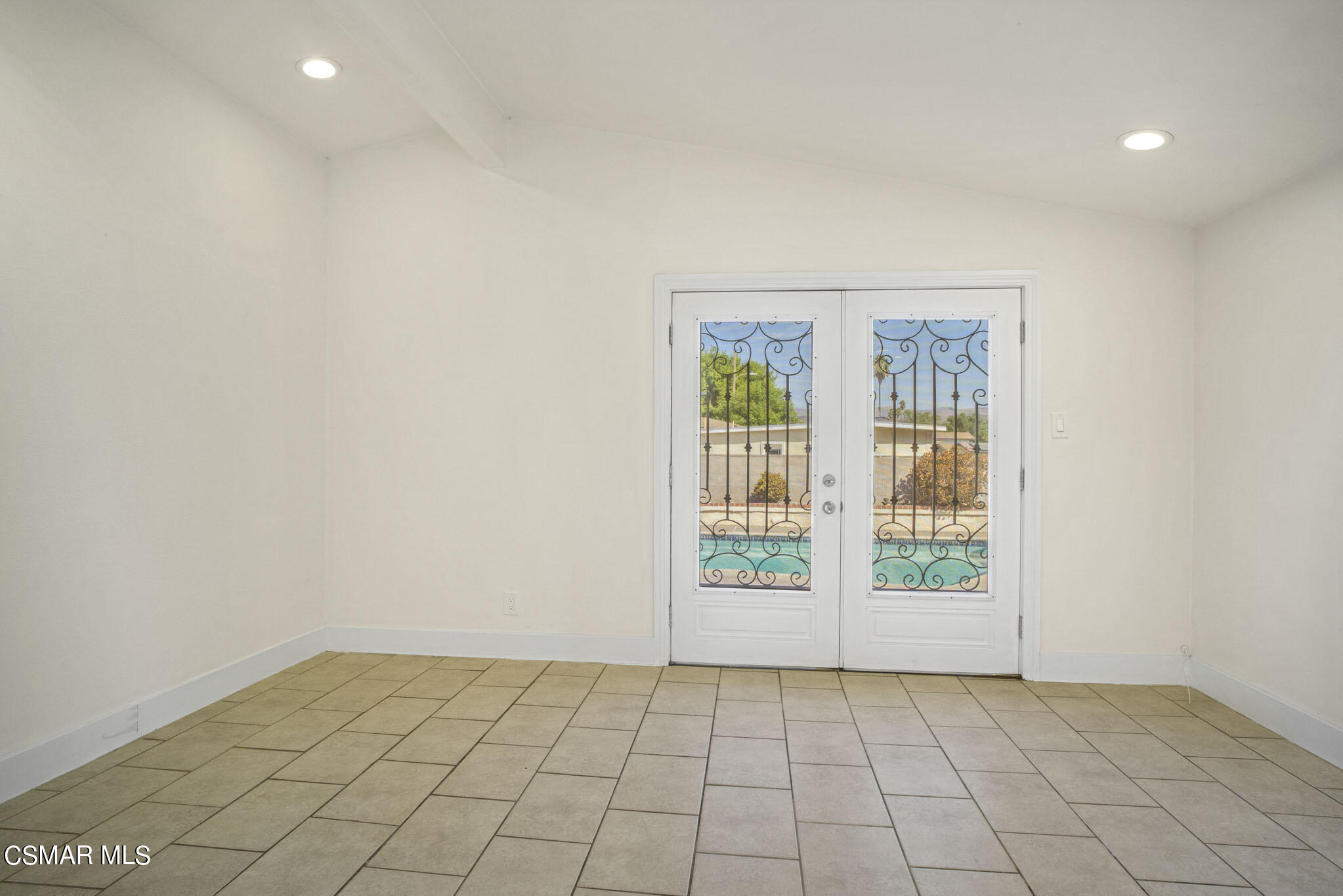 745 Royal Avenue Simi Valley, CA 93065 - Photo 4 of 42 Recessed Lighting