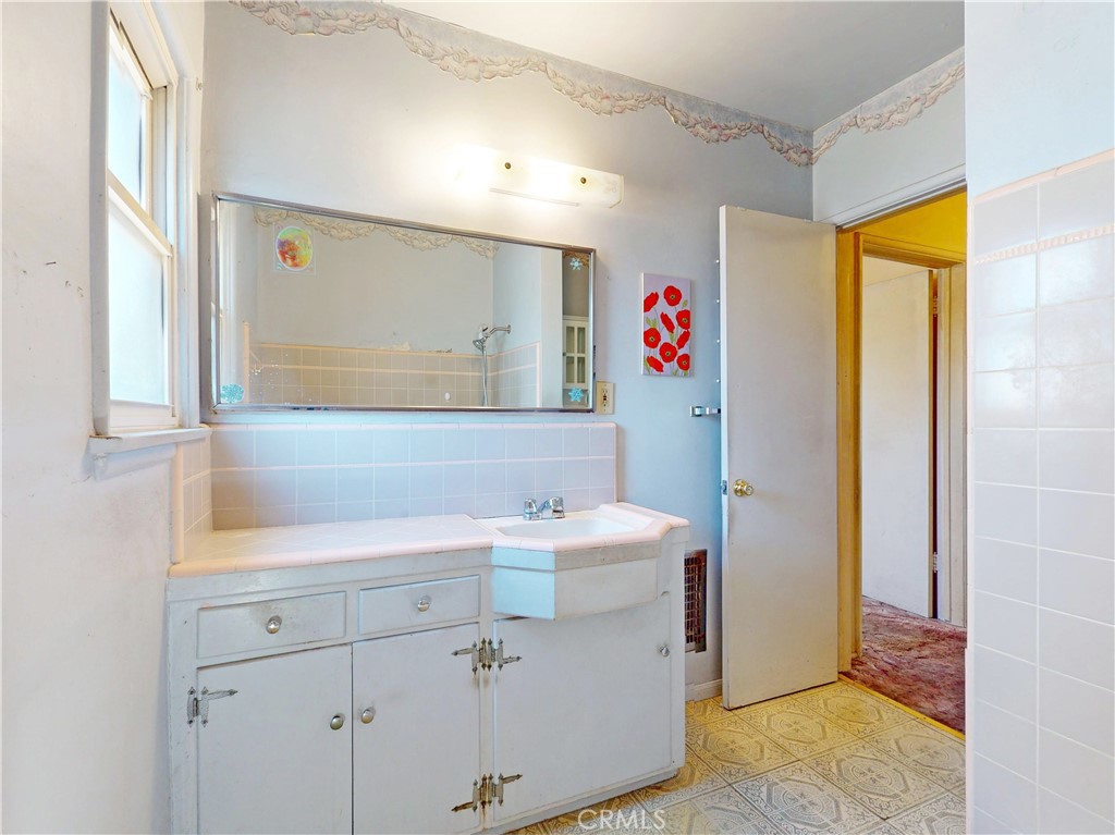 10515 Tujunga Canyon Boulevard Tujunga, CA 91042 - Photo 14 of 35 Full bath