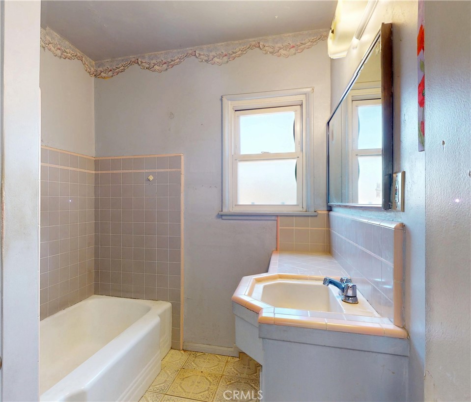 10515 Tujunga Canyon Boulevard Tujunga, CA 91042 - Photo 15 of 35 Full bath