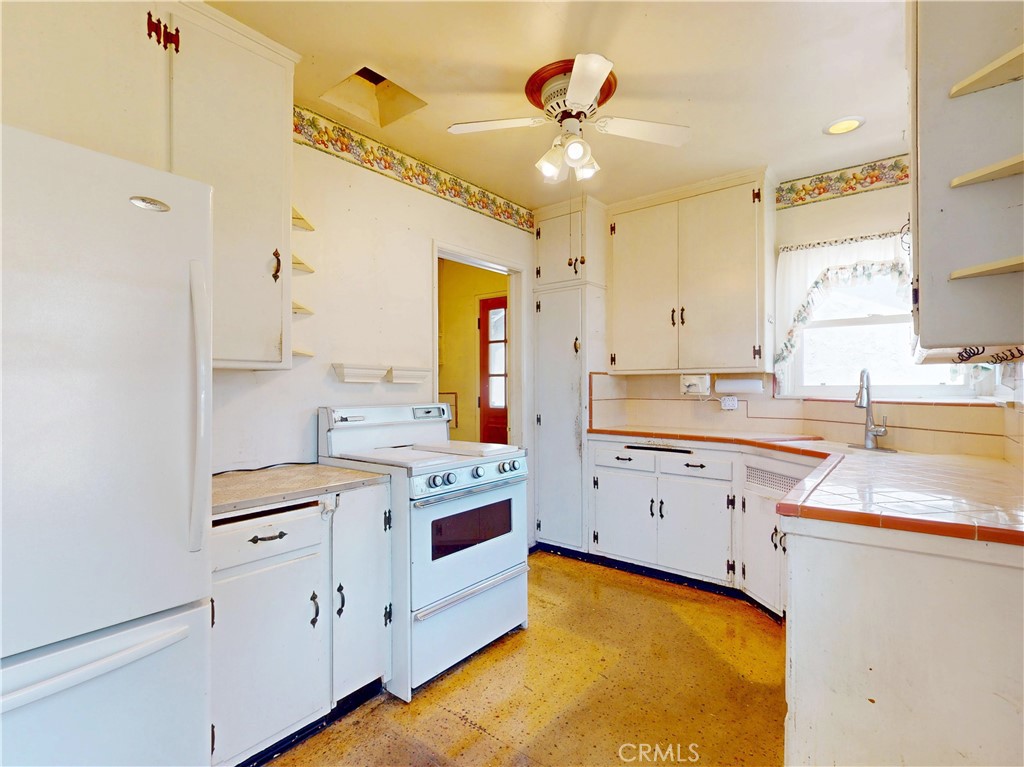 10515 Tujunga Canyon Boulevard Tujunga, CA 91042 - Photo 8 of 35 Kitchen from breakfast area