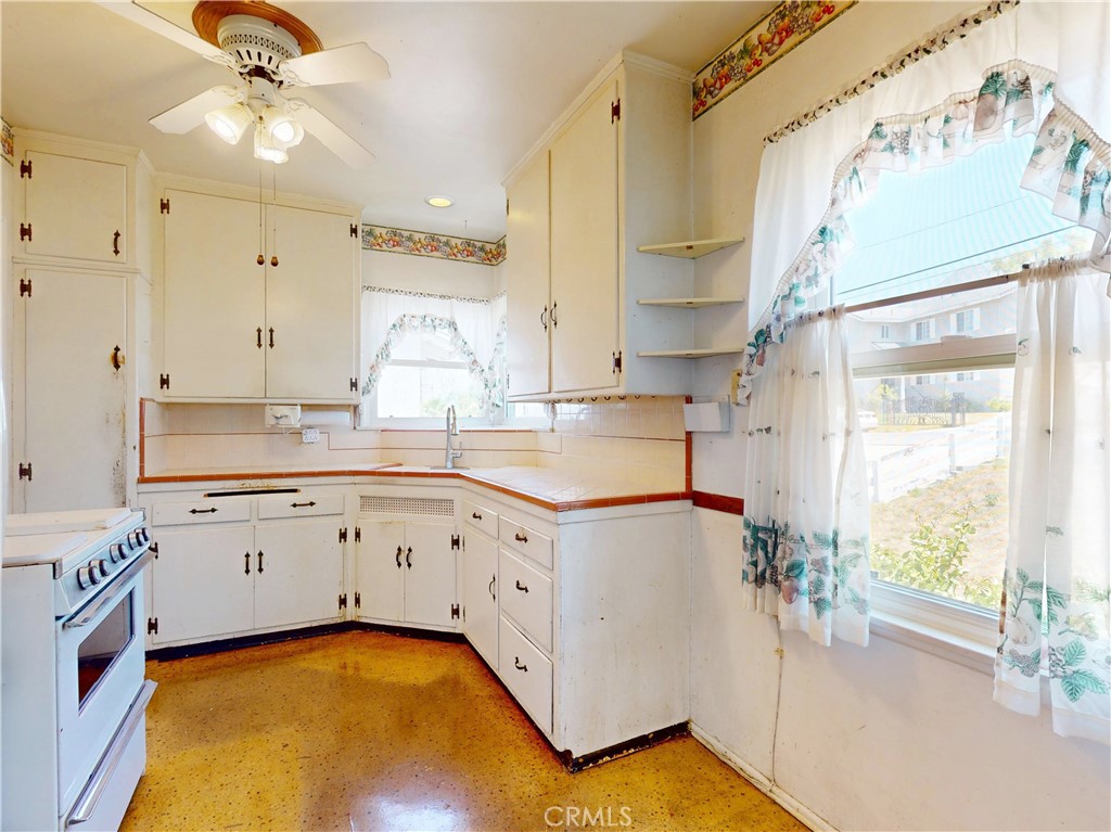 10515 Tujunga Canyon Boulevard Tujunga, CA 91042 - Photo 9 of 35 Kitchen from breakfast area