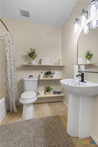 $140,000 | 1002 East Commercial Street, Victoria, TX 77901