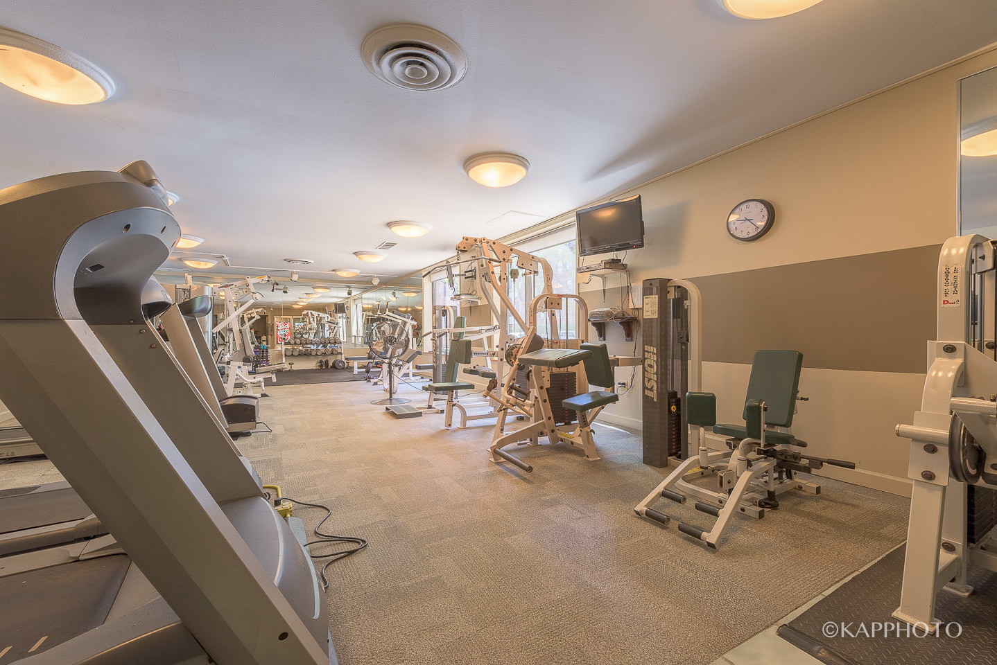 720 West Gordon Terrace, Unit 7F Chicago, IL 60613 - Photo 13 of 19 a view of a room with gym equipment