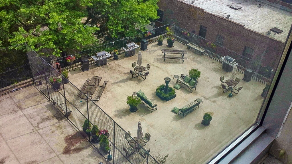 720 West Gordon Terrace, Unit 7F Chicago, IL 60613 - Photo 17 of 19 a view of yard from a balcony