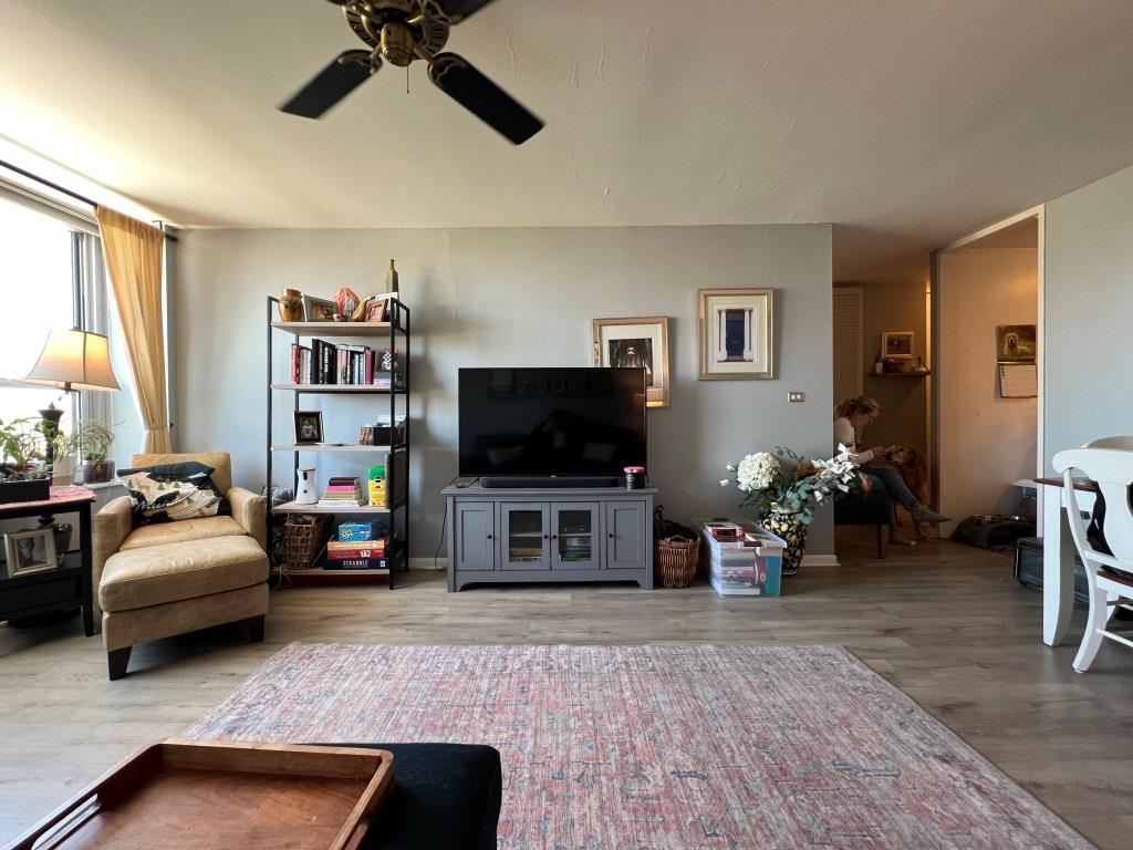 720 West Gordon Terrace, Unit 7F Chicago, IL 60613 - Photo 3 of 19 a living room with furniture and a flat screen tv