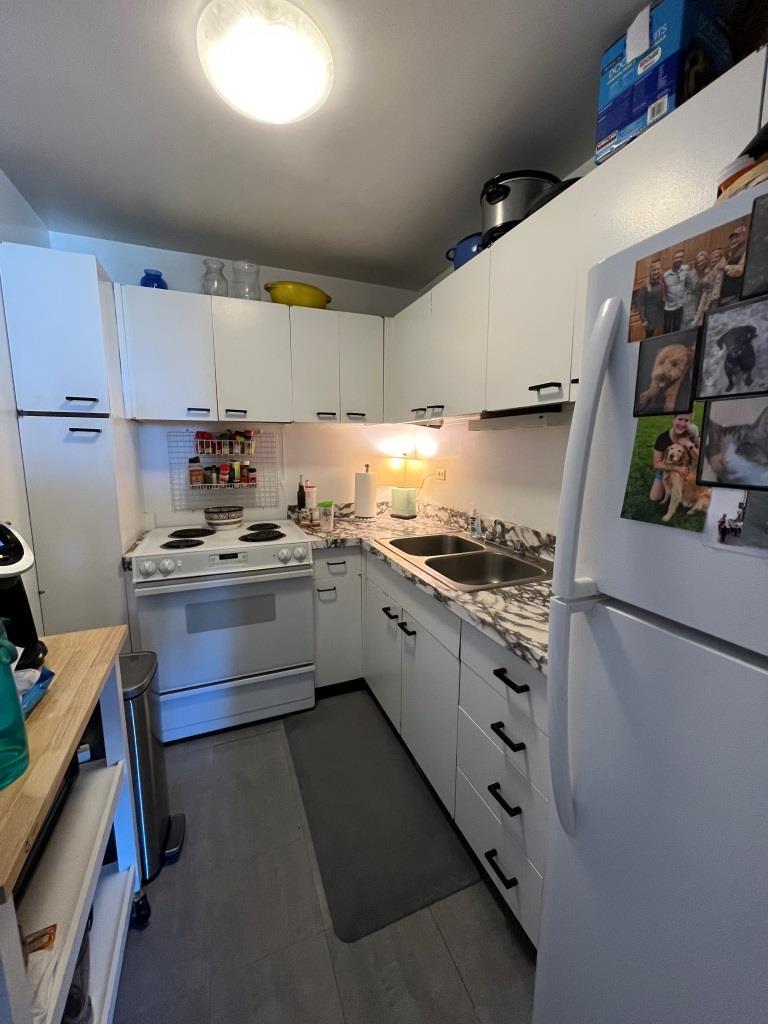 720 West Gordon Terrace, Unit 7F Chicago, IL 60613 - Photo 6 of 19 a kitchen with cabinets a sink and white appliances