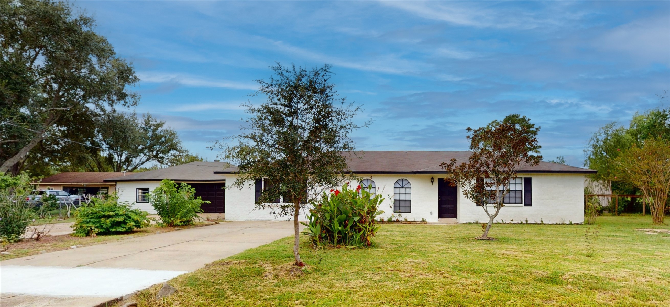 1905 County Rd 235 in Alvin TX, Beautifully renova