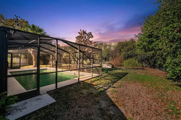 a view of a backyard