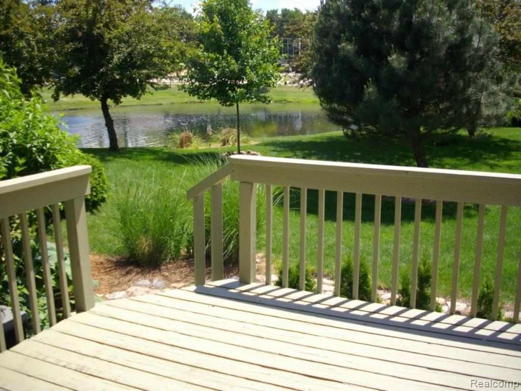 1986 Pondview Court, Unit 116 Rochester, MI 48309 - Photo 10 of 22 Deck