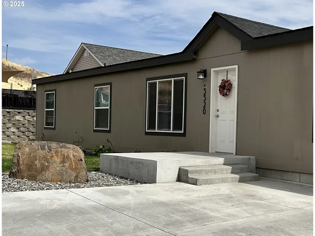 $300,000 | 3520 Northeast King Place, Pendleton, OR 97801