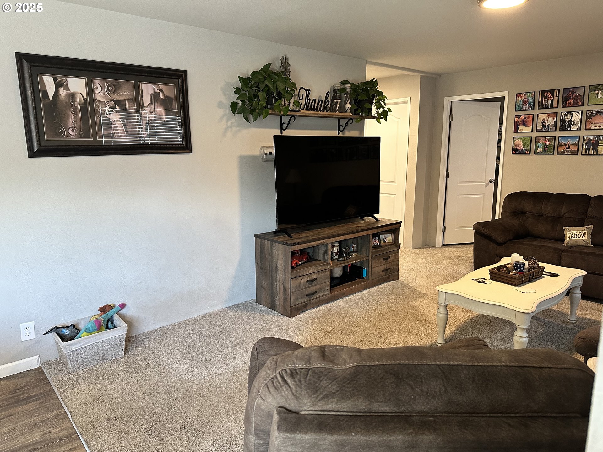 3520 Northeast King Place Pendleton, OR 97801 - Photo 7 of 36 Living Room