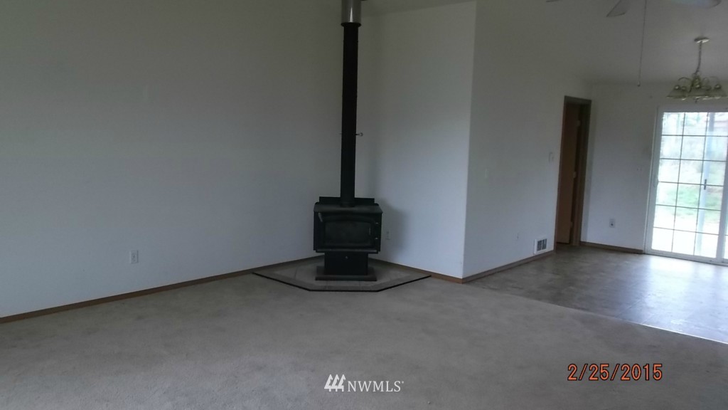 457 Hemenway Road Winlock, WA 98596 - Photo 14 of 24 a view of a livingroom with wooden floor and a window