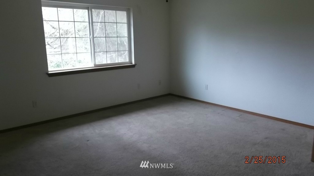 457 Hemenway Road Winlock, WA 98596 - Photo 22 of 24 an empty room with a window