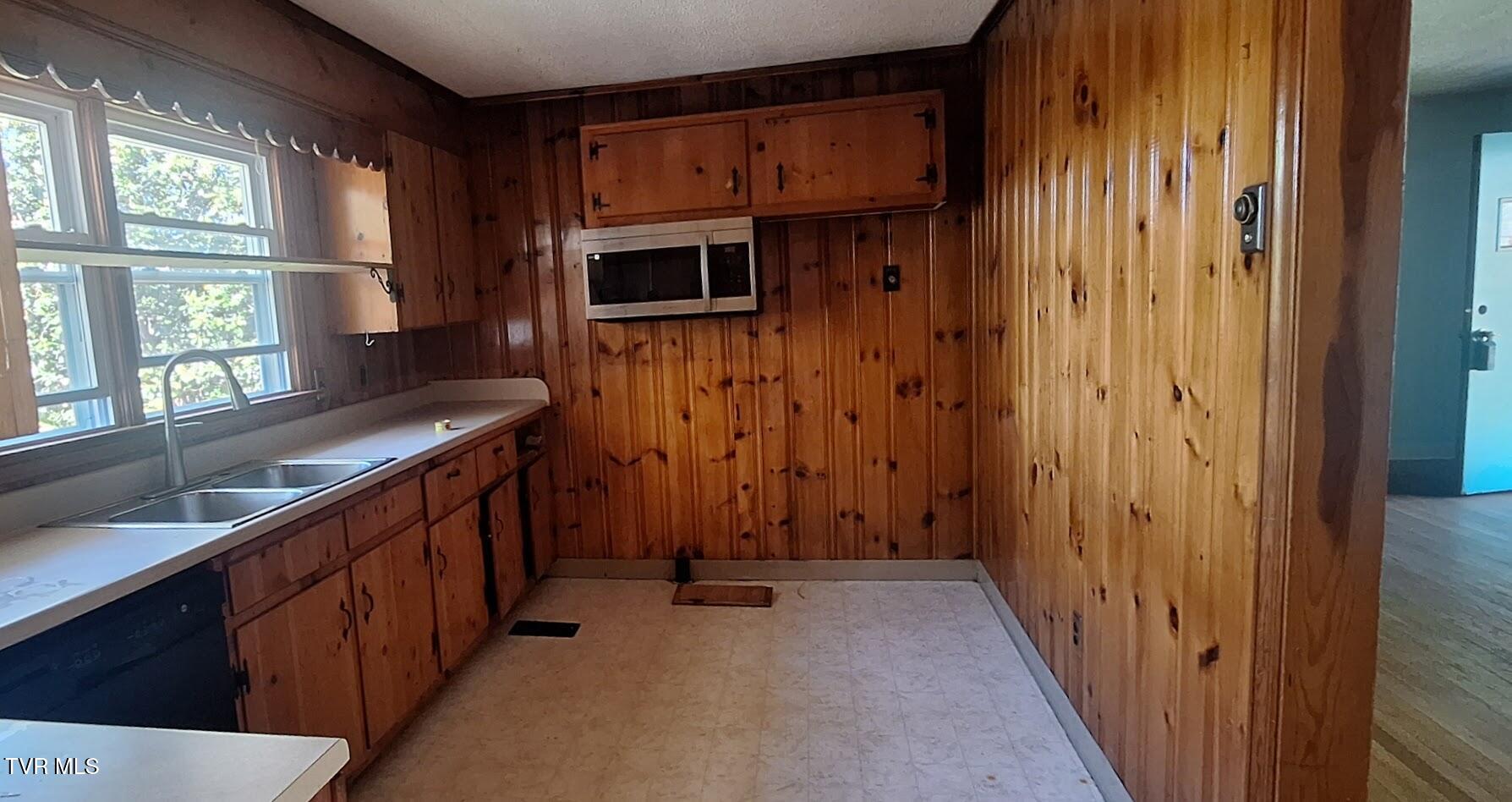 2409 Anderson Street Bristol, TN 37620 - Photo 12 of 28 ad9