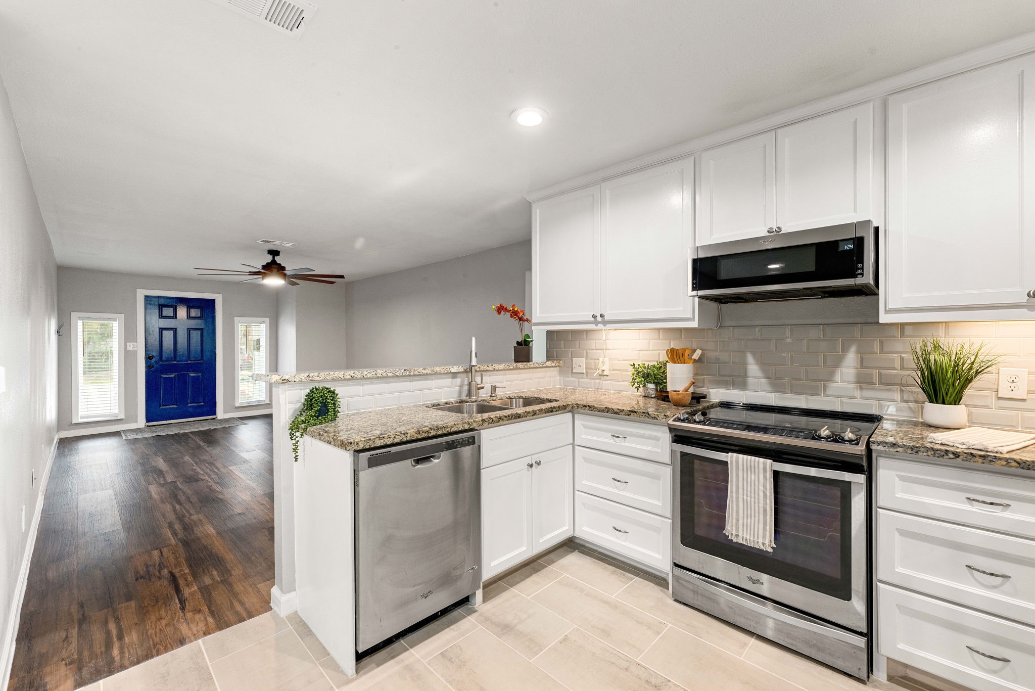 7630 Lady Street Houston, TX 77021 - Photo 5 of 32 Kitchen open to Family Room!