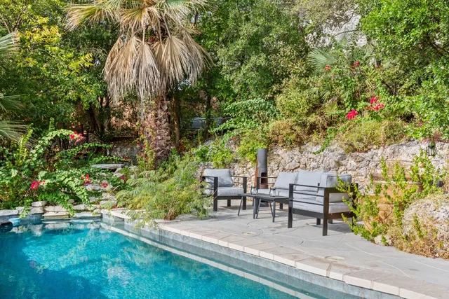 a view of backyard with sitting area and garden