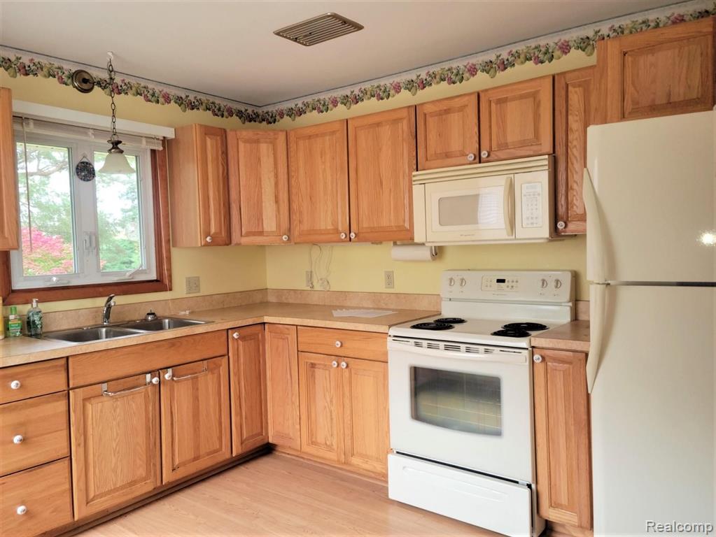 2852 North Lakeshore Road Port Hope, MI 48468 - Photo 6 of 38