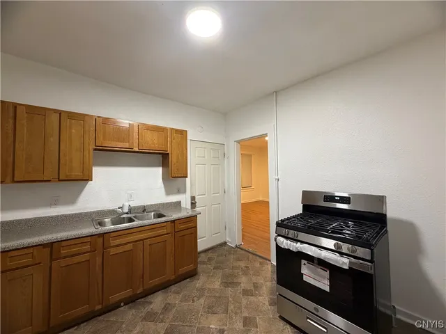 $900 | 1208 City Street, Unit 3, Utica, NY 13502