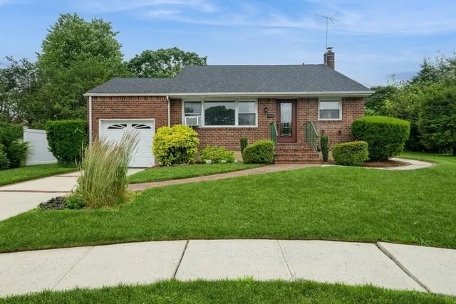 $765,000 | 6 Robert Court, Bethpage, NY 11714