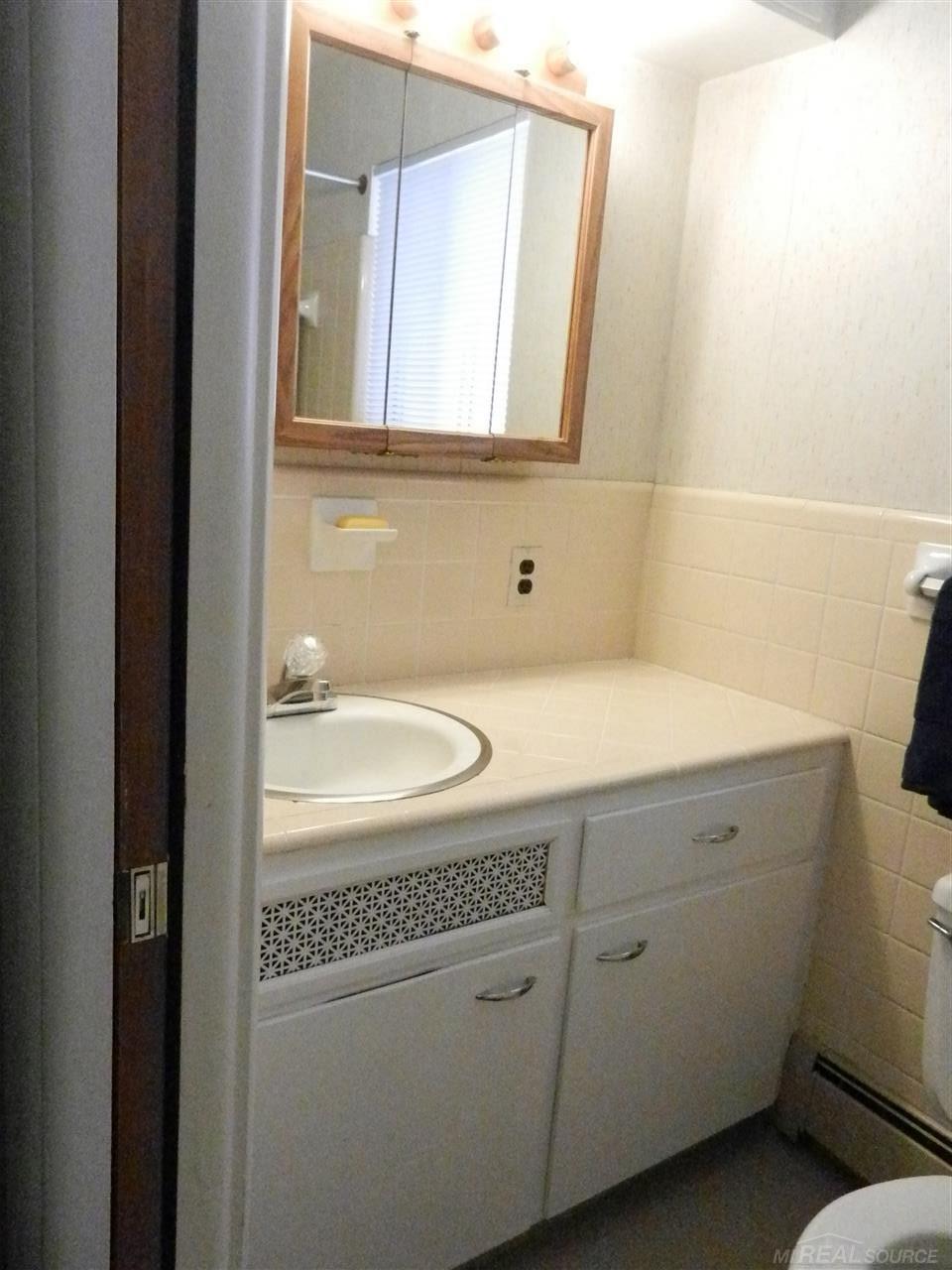 24301 Kelly Road, Unit 104 Eastpointe, MI 48021 - Photo 21 of 28