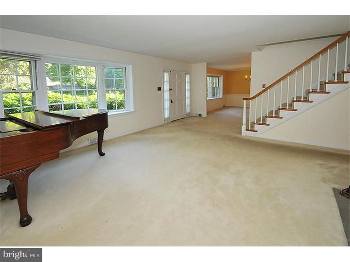 1082 Beverly Road Rydal, PA 19046 - Photo 3 of 22 Living Room