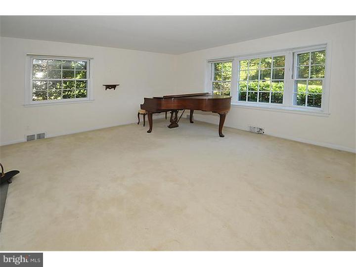 1082 Beverly Road Rydal, PA 19046 - Photo 6 of 22 Living Room