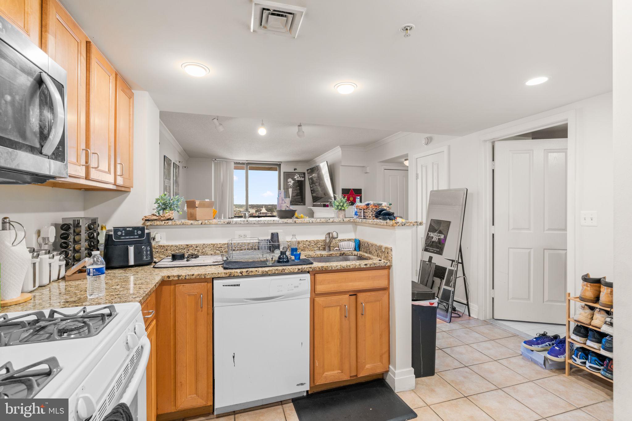 414 Water Street, Unit 2311 Baltimore, MD 21202 - Photo 20 of 44 a kitchen with a sink a stove a refrigerator and cabinets