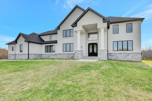 a view of a house with backyard and garden