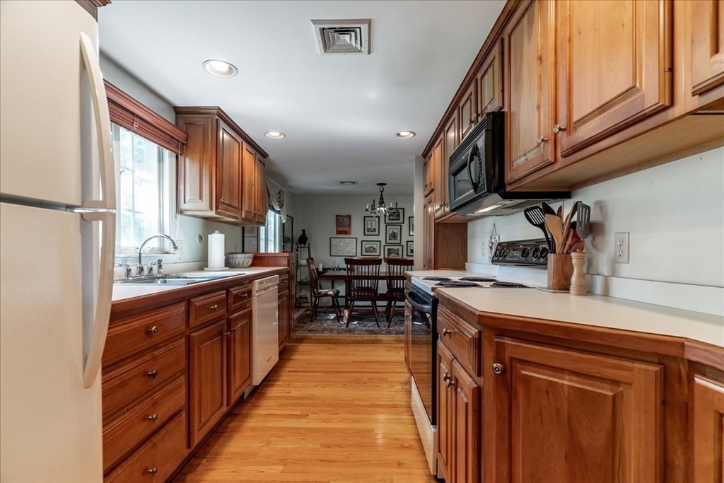 9 Hancock Road Hingham, MA 02043 - Photo 5 of 40 Gallery Image 5