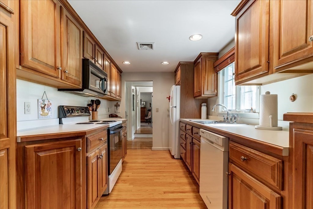 9 Hancock Road Hingham, MA 02043 - Photo 6 of 40 Gallery Image 6