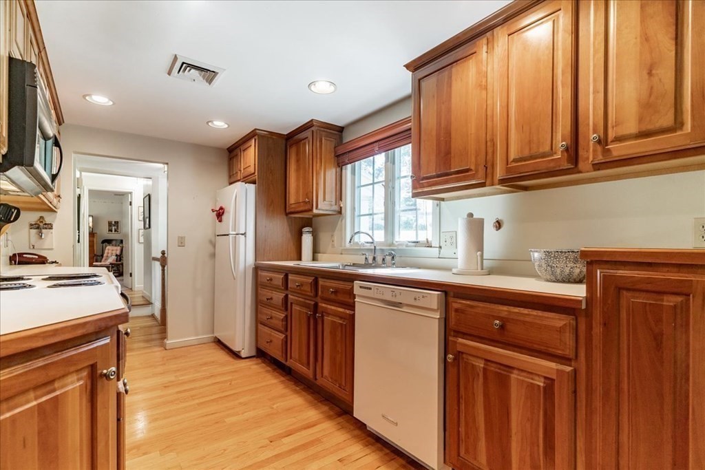 9 Hancock Road Hingham, MA 02043 - Photo 7 of 40 Gallery Image 7