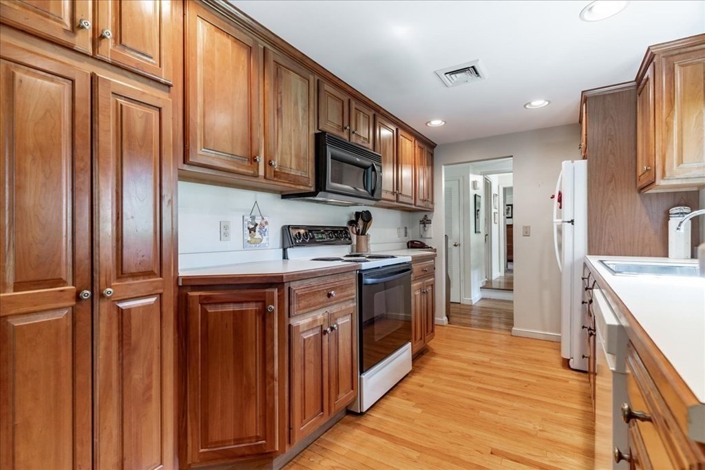 9 Hancock Road Hingham, MA 02043 - Photo 8 of 40 Gallery Image 8