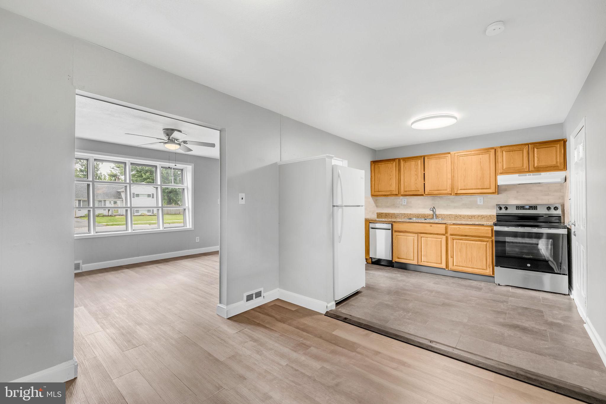 136 Brookside Boulevard Newark, DE 19713 - Photo 6 of 31 a kitchen with granite countertop a stove a sink and a refrigerator