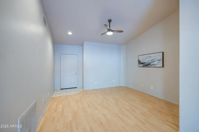 a view of empty room with a ceiling fan
