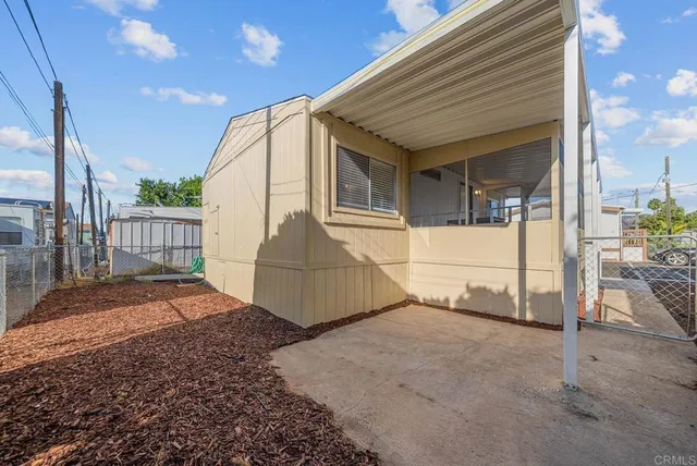 a view of a house with backyard
