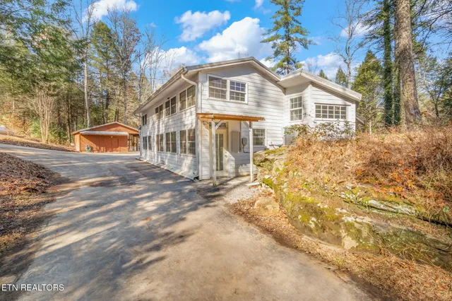 $699,900 | 135 White Creek Court, Deer Lodge, TN 37726