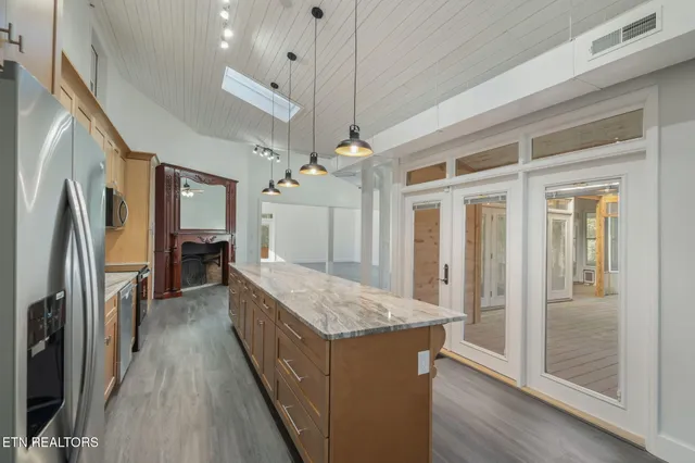 $699,900 | 135 White Creek Court, Deer Lodge, TN 37726