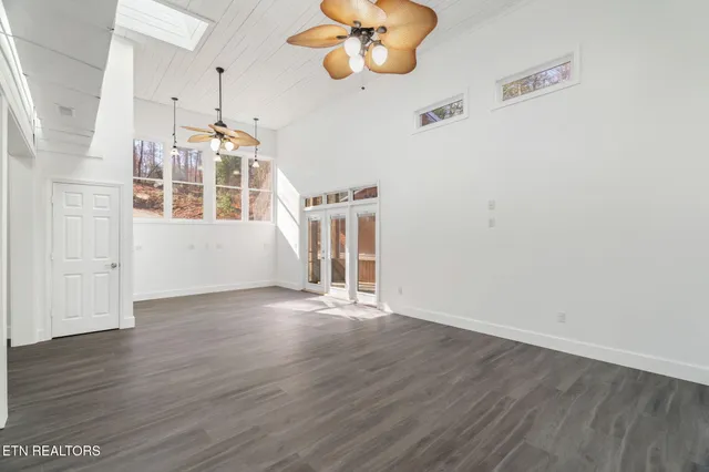 $699,900 | 135 White Creek Court, Deer Lodge, TN 37726