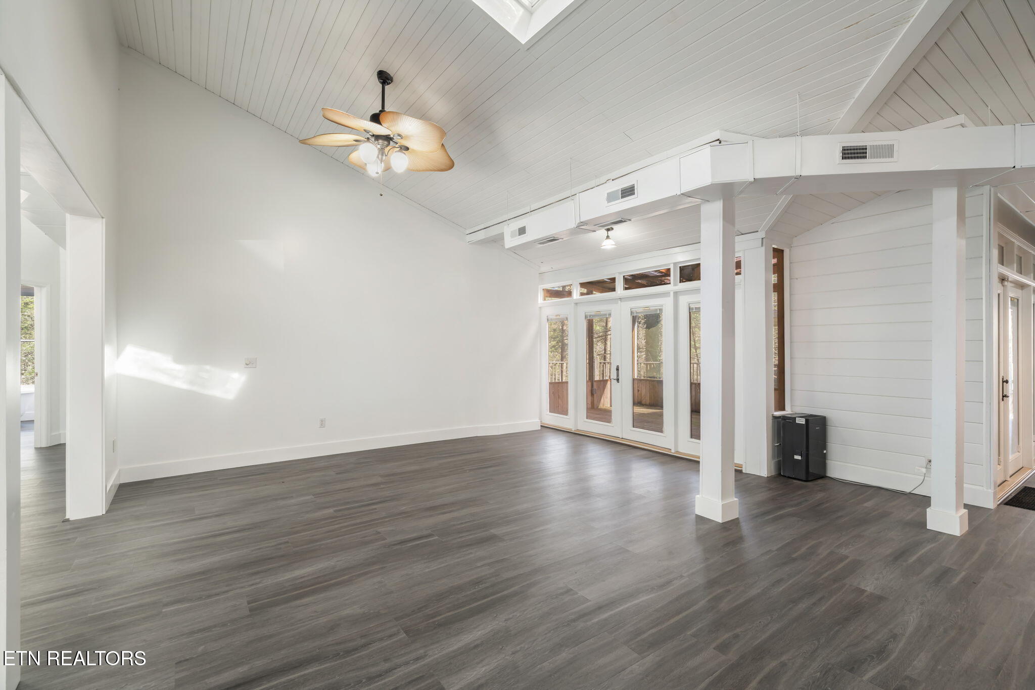 135 White Creek Court Deer Lodge, TN 37726 - Photo 18 of 57 White House