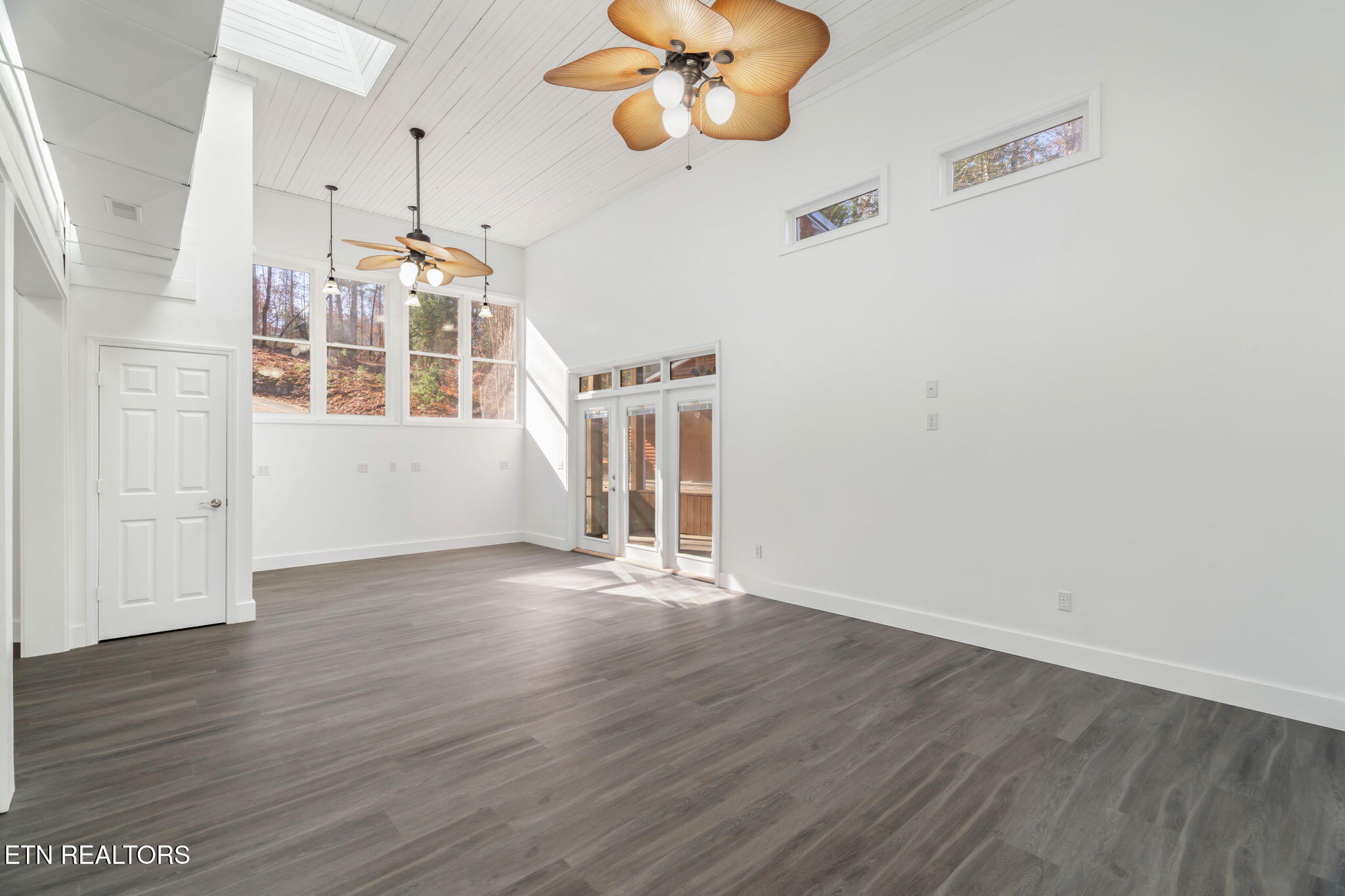 135 White Creek Court Deer Lodge, TN 37726 - Photo 19 of 57 Family Room, Entry Way
