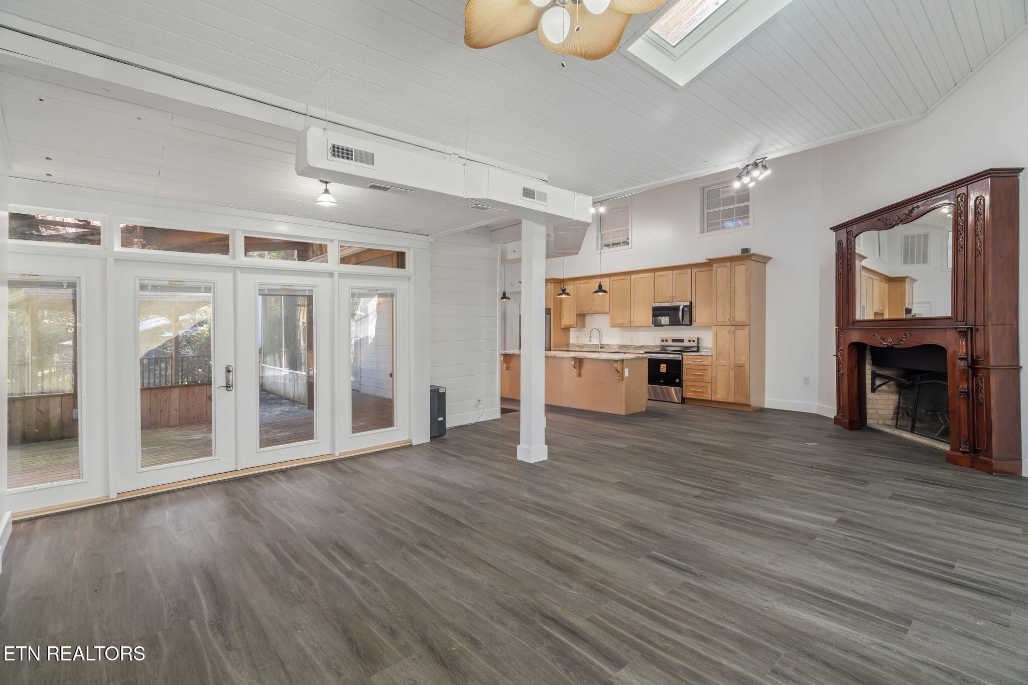 135 White Creek Court Deer Lodge, TN 37726 - Photo 20 of 57 Huge Family Room White House