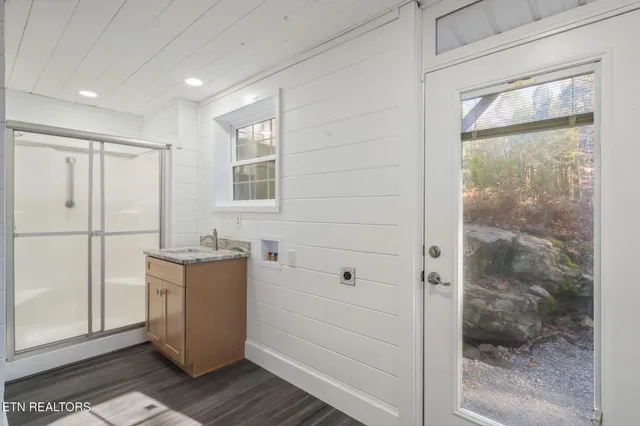 $699,900 | 135 White Creek Court, Deer Lodge, TN 37726