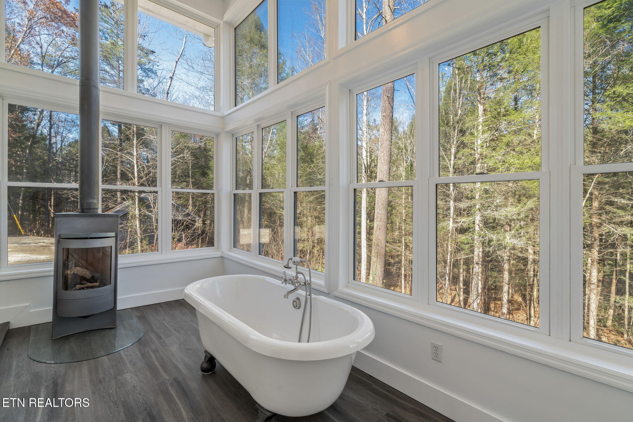 135 White Creek Court Deer Lodge, TN 37726 - Photo 28 of 57 Owners Suite Bath - White House