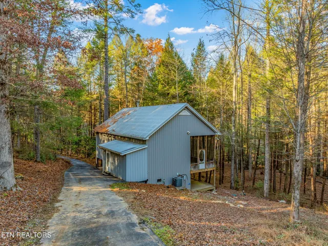 $699,900 | 135 White Creek Court, Deer Lodge, TN 37726