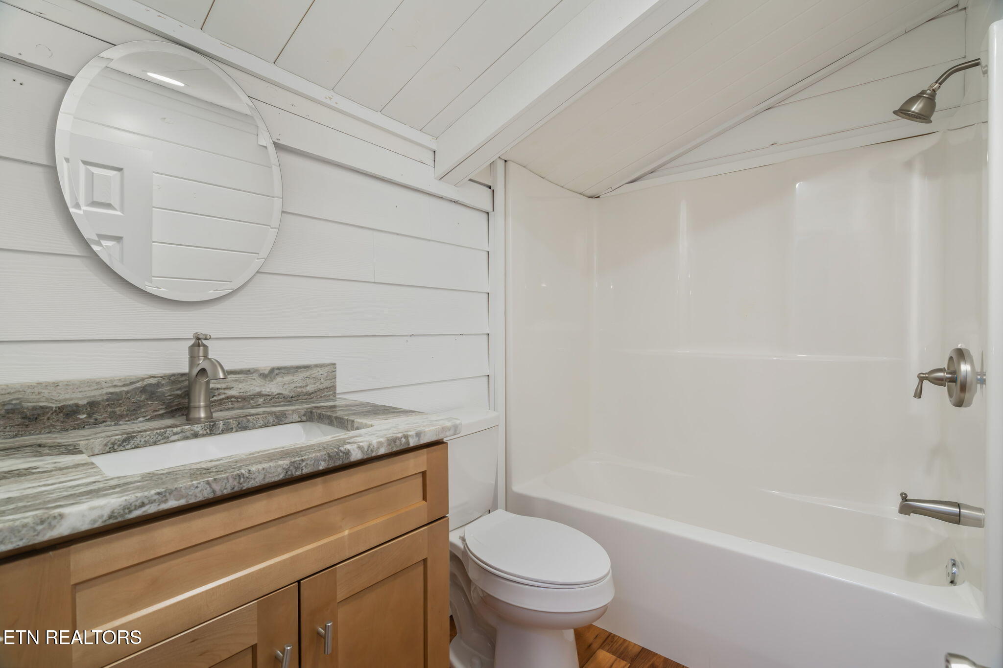 135 White Creek Court Deer Lodge, TN 37726 - Photo 31 of 57 Upstairs Bath - White House