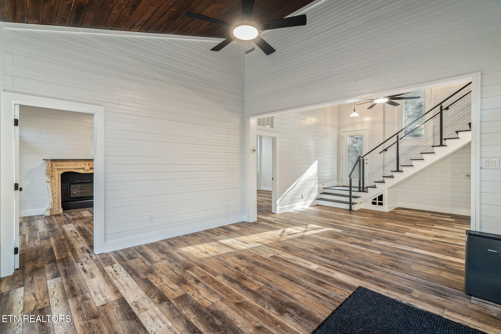135 White Creek Court Deer Lodge, TN 37726 - Photo 36 of 57 Black House Living Room