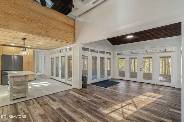 $699,900 | 135 White Creek Court, Deer Lodge, TN 37726