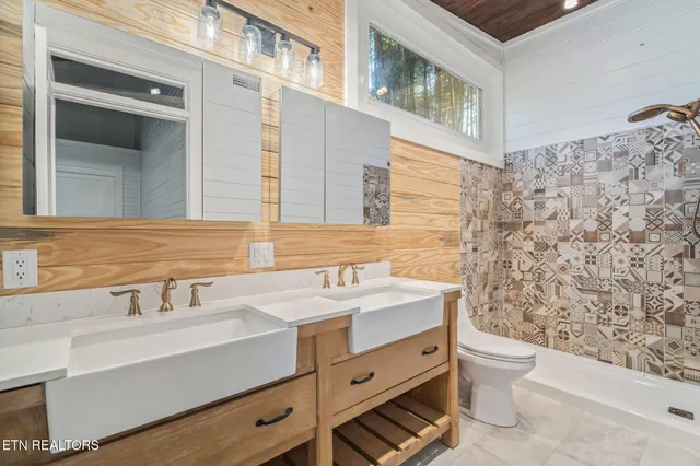 $699,900 | 135 White Creek Court, Deer Lodge, TN 37726