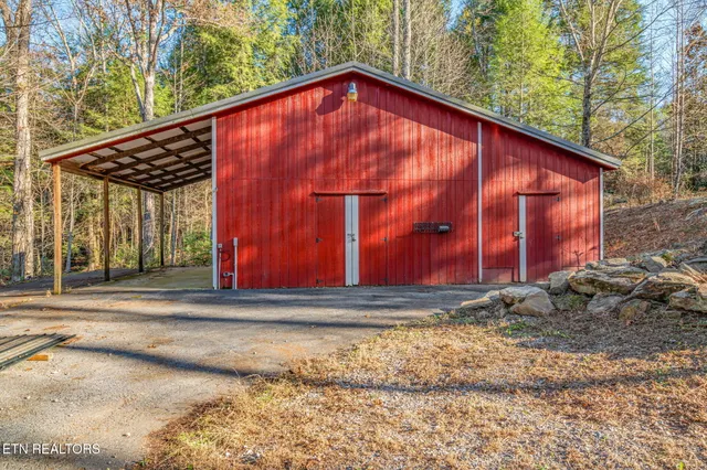 $699,900 | 135 White Creek Court, Deer Lodge, TN 37726