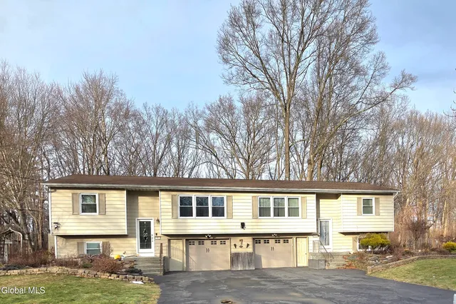 $589,900 | 7 Par Del Rio, Clifton Park, NY 12065